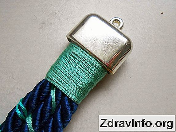 Turundy Nos W Zatoki Za pomocą bawełnianego turundy z zatok